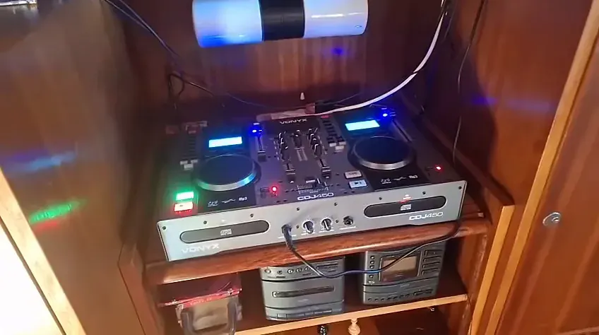 DJ pult Vonyx, snímek ze skutečného videa majitele