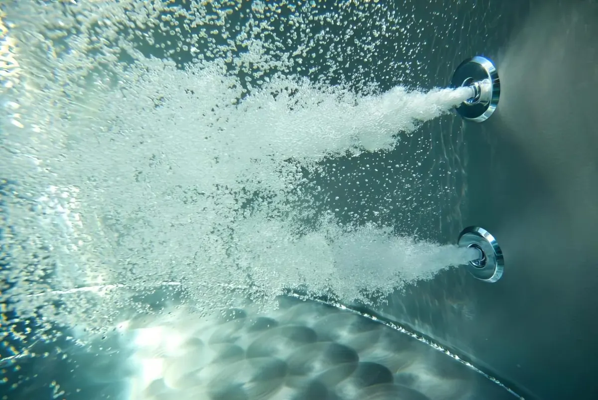 Hydromasážní trysky pod hladinou sudu