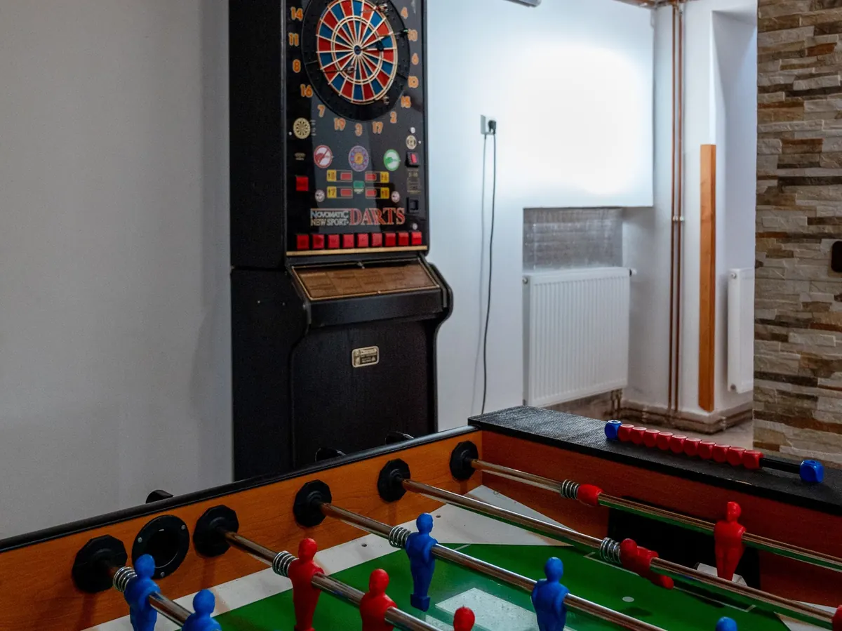 Šipkový automat a stolní fotbálek v domě